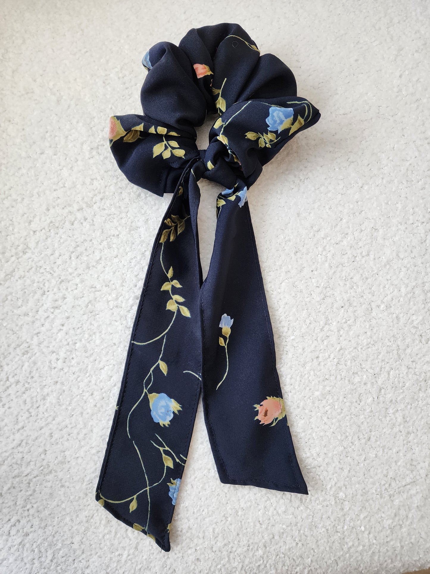 NAVY FLORAL BOW SCRUNCHIE